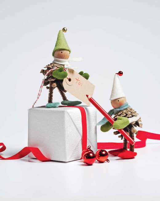 Ajudantes do Papai Noel podem ser colocados ao lado dos presentes