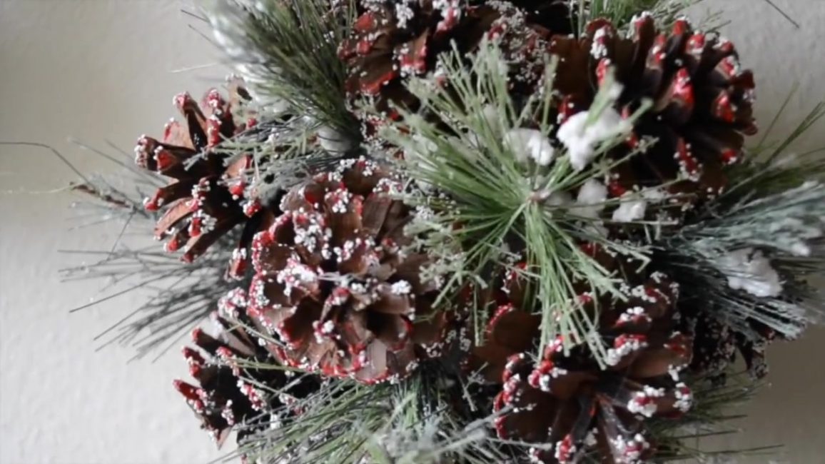 Decore a bola com árvore de natal e neve artificial