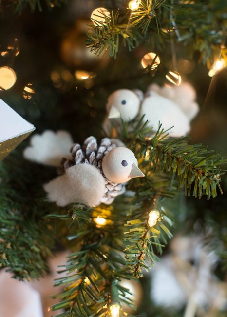 Pássaros nos galhos da árvore de Natal