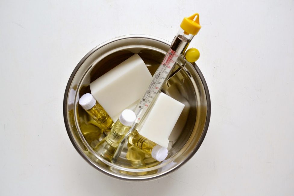 Para criar a cera necessária, pavio, óleos aromáticos, forma, acessórios