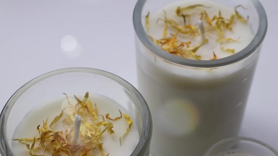 Velas acolhedores em uma forma transparente