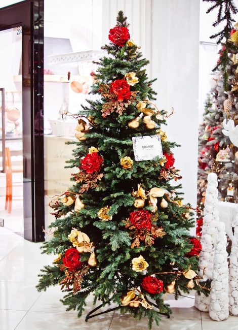 Decore a árvore de Natal com flores
