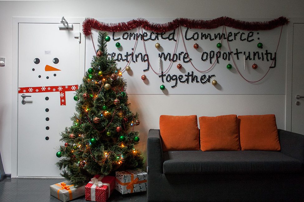 O estilo tradicional é uma árvore de Natal artificial com bolas brilhantes, guirlandas brilhantes fofas.