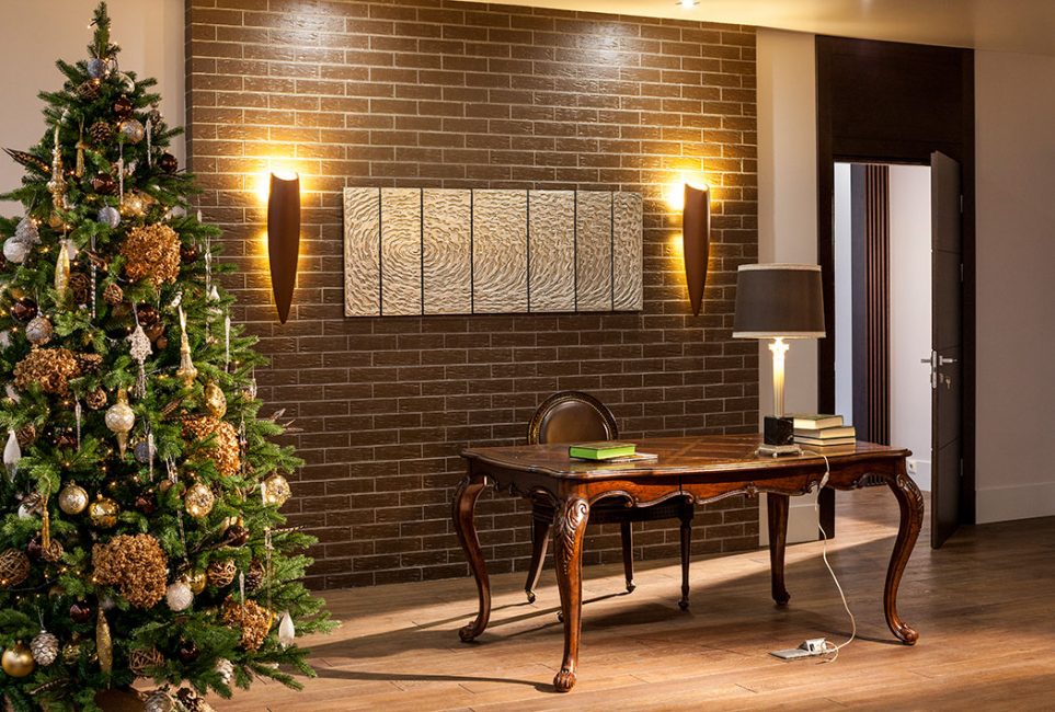 Árvore de Natal artificial ou viva - tradicionalmente o elemento central do escritório de Ano Novo