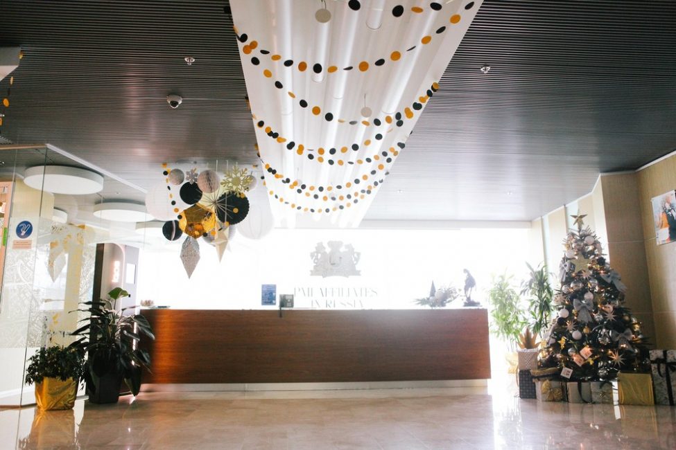 A decoração da recepção combina o estilo tradicional e corporativo.