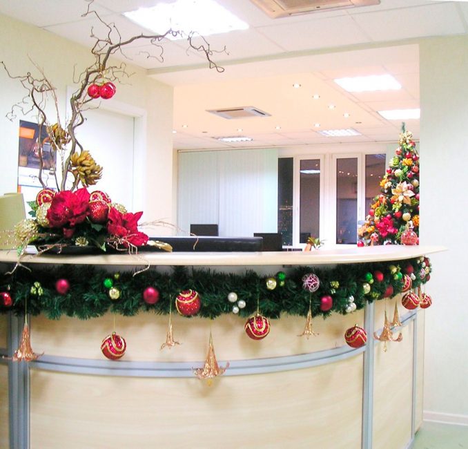 A recepção para os hóspedes do escritório é decorada com restrição.