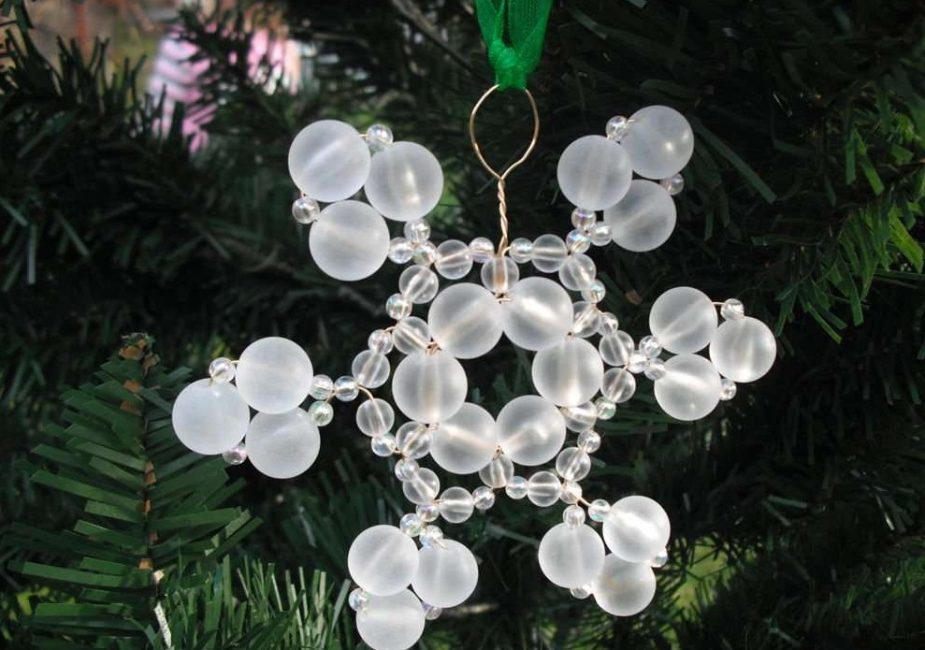 Flocos de neve na árvore de Natal - uma bela decoração