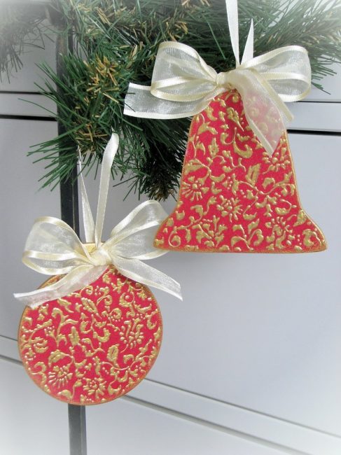 Bolas e sinos para uma árvore de Natal de férias