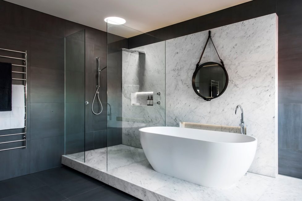 Quarto escuro com encanamento branco