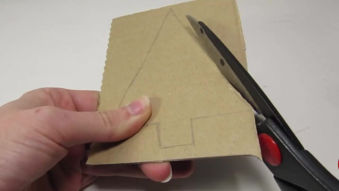 Para a fundação, você precisará de um papelão ondulado.