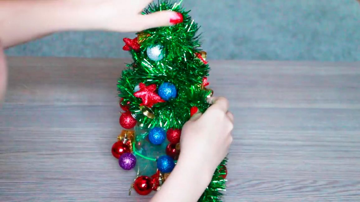 Enrole o enfeite - estas são as agulhas da nossa árvore de Natal.