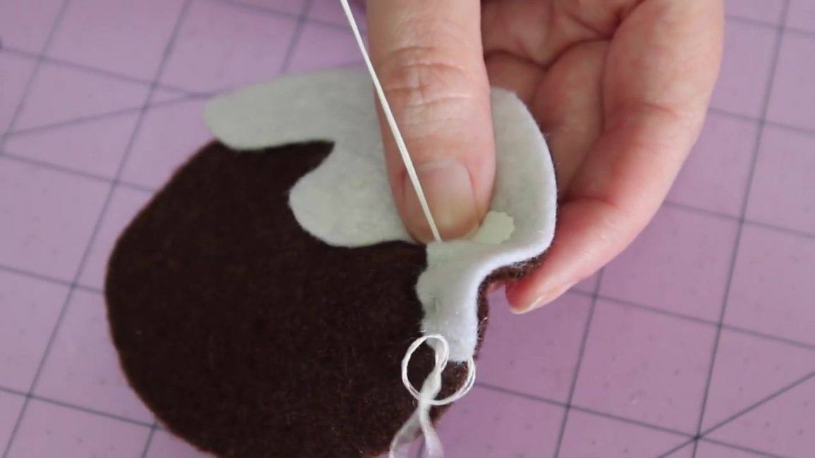 Anexar o esmalte branco para a frente do ornamento
