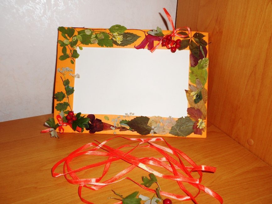 Tape o quadro com material natural e decorar