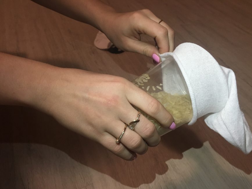 Encha a meia com arroz