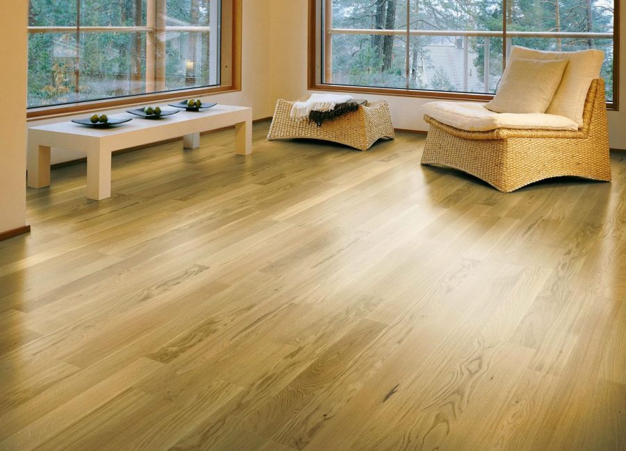 Requintado piso laminado na sala de estar
