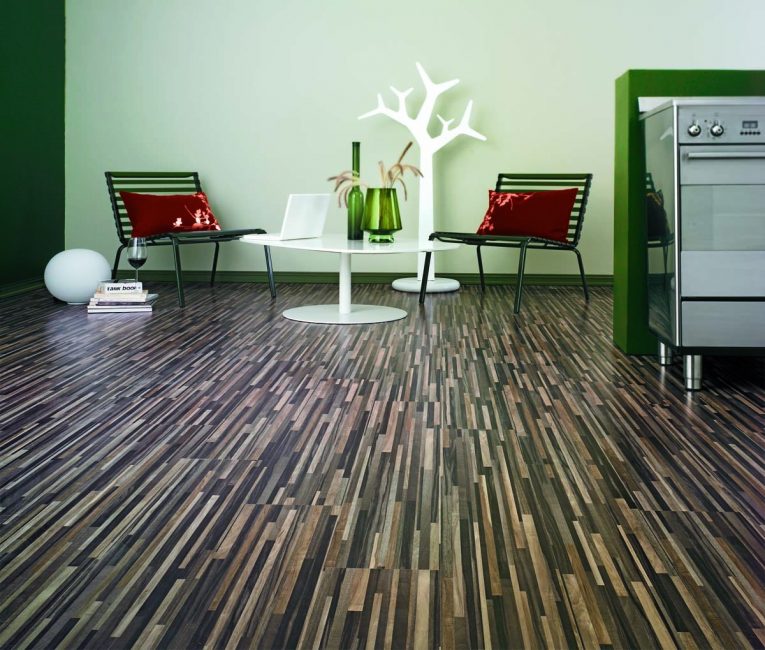 Diferentes texturas e soluções para pisos laminados