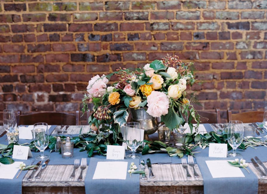 Cenário de mesa para o aniversário de casamento