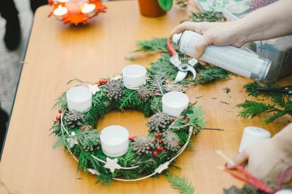 Use uma coroa de flores para decoração