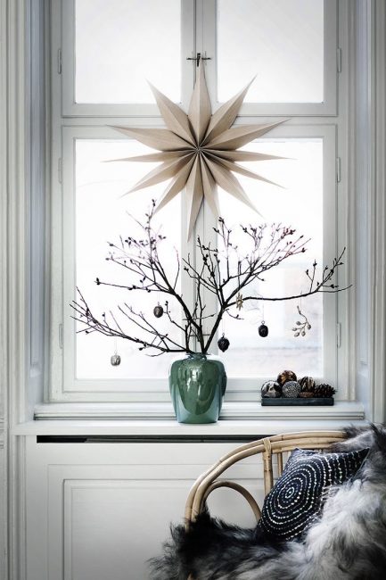 Janela elegantemente decorada decorada no estilo minimalista.