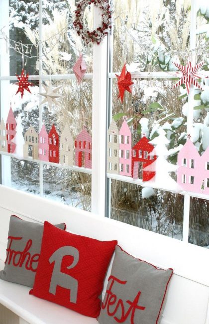 Decoração de janela em vermelho e branco