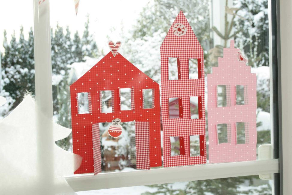 Casas de papelão podem ser feitas de papelão colorido com o seu filho.