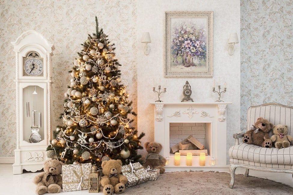 Grandes e pequenos brinquedos na decoração da árvore de Natal