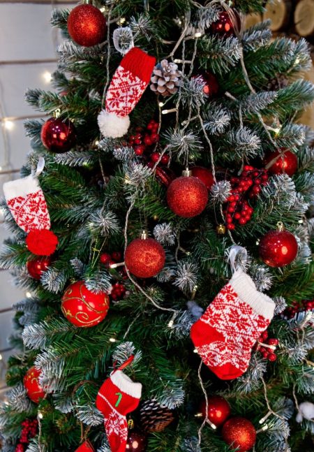 Como elegantemente e lindamente decorar a árvore de Natal para o novo 2018? Que tipo de brinquedos você precisa pegar? (Mais de 175 fotos)