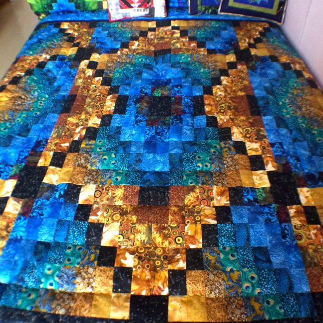 Colcha brilhante sobre a cama para o conforto