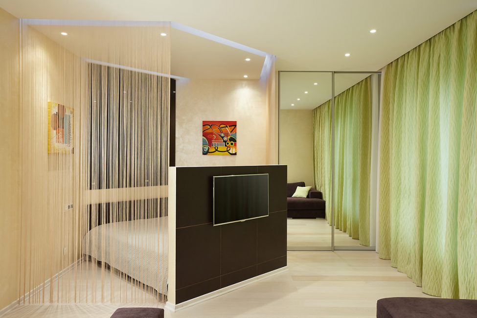 Cortinas sob o teto visualmente aumentam a altura dos tetos