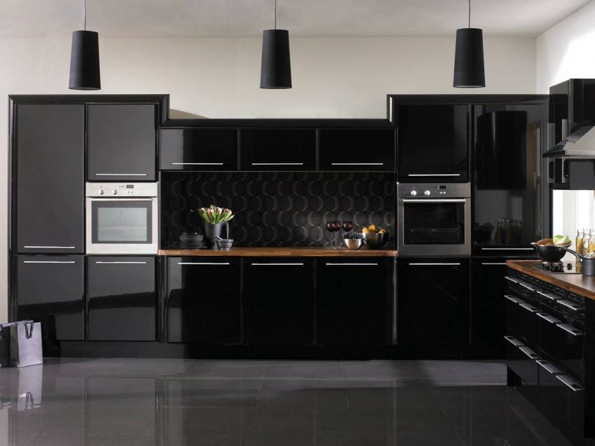 Quase todos os itens da cozinha ficam brilhantes em preto.