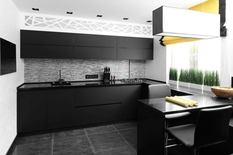 A adição mais conveniente de preto para designers de cozinhas chama um esquema preto e branco.