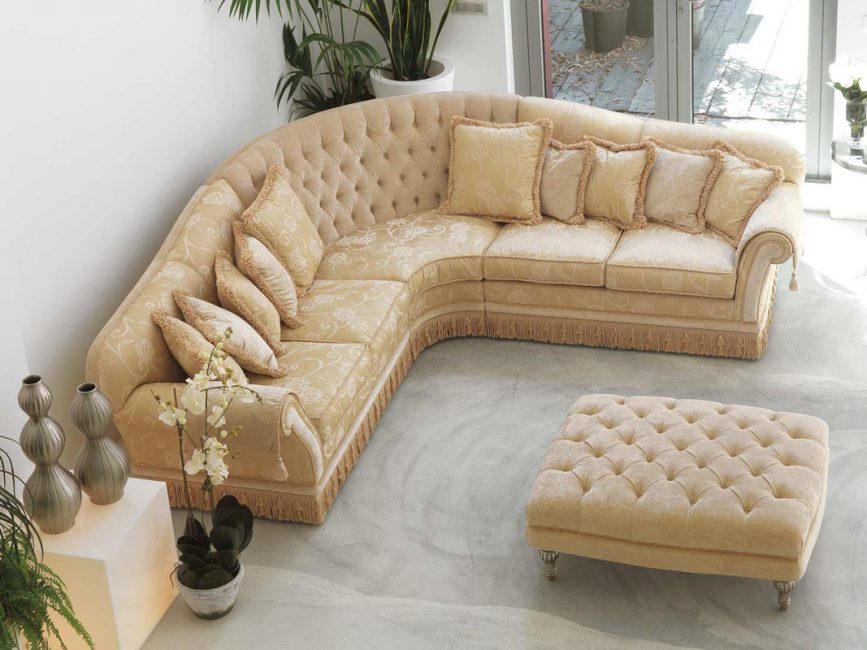 O sofá deve parecer chique e de bom gosto, estofado em tecidos caros, decorados com materiais naturais.