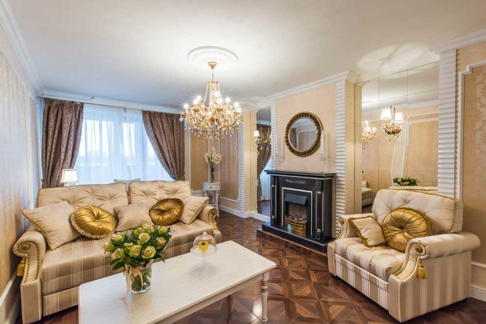 Lareira perfeitamente diluir o interior da sala de estar