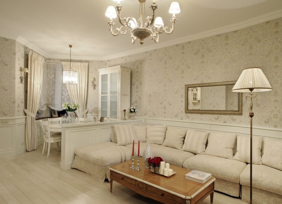 Quarto de hóspedes com um sofá de canto longo