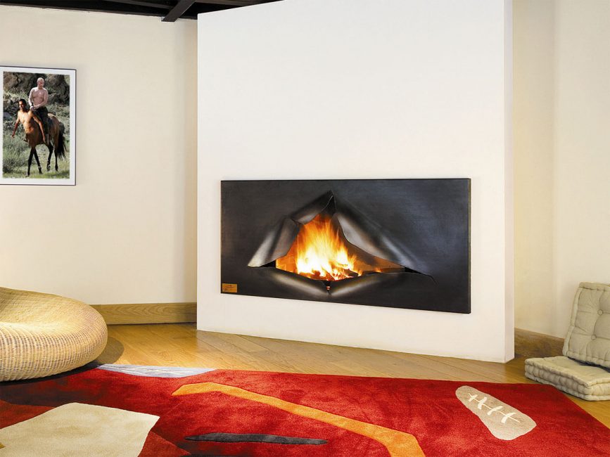 Esses modelos também costumam se assemelhar a um painel de plasma montado na parede ou a uma imagem geral com uma chama.