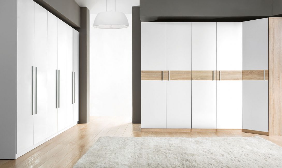 Guarda-roupa de canto com portas articuladas é uma escolha amadora.