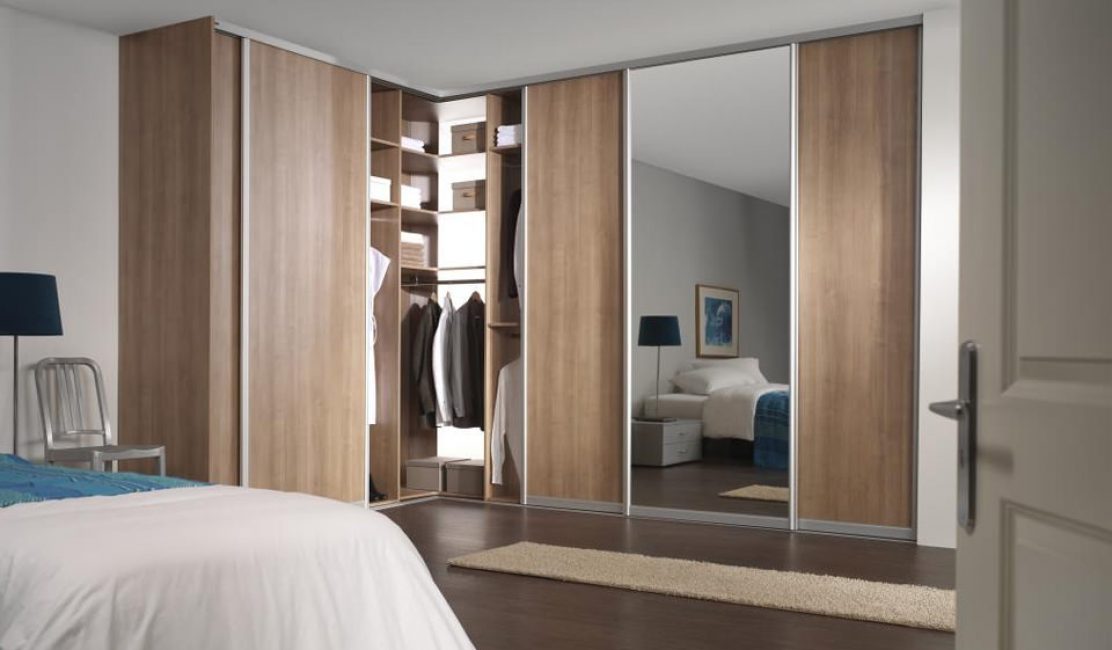 Guarda-roupa discreto com espelho grande