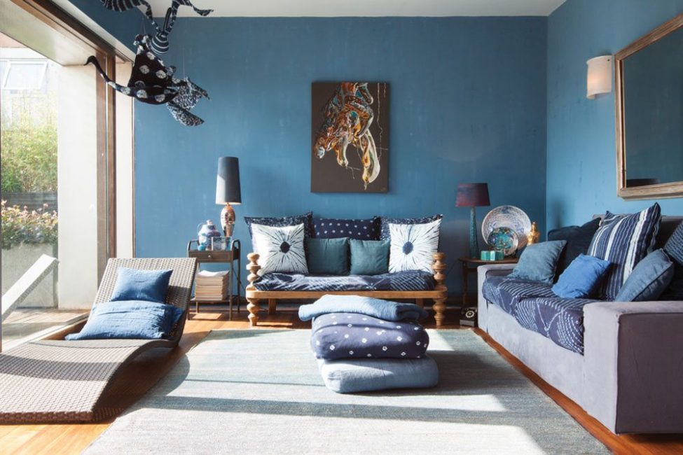 Para a solenidade da sala de estar são usados ​​tons de azul escuro.