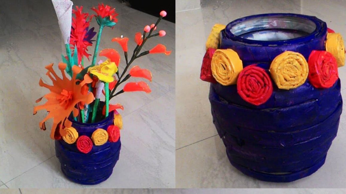 Um vaso azul decorado com flores vai decorar sua cômoda