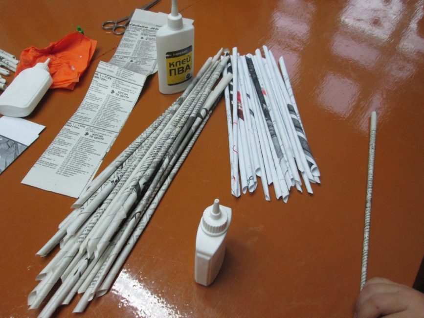 A maneira mais conveniente é dobrar folhas de papel enrolando-as em um lápis.