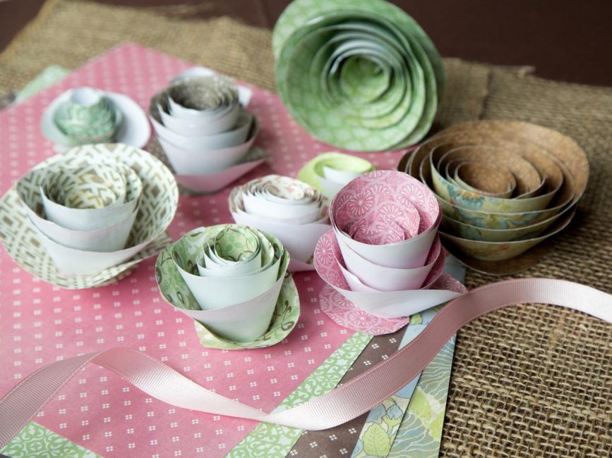 Faça flores de diferentes cores e tamanhos