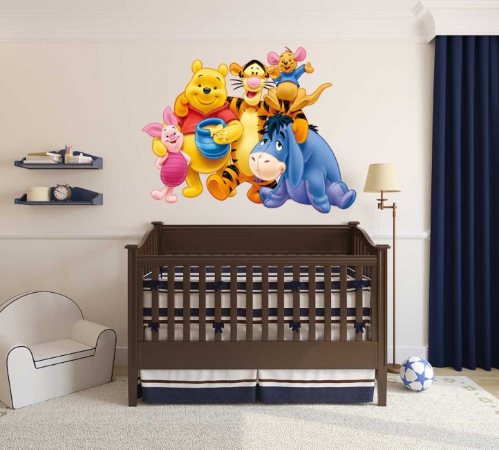Decore a parede com adesivos autocolantes.