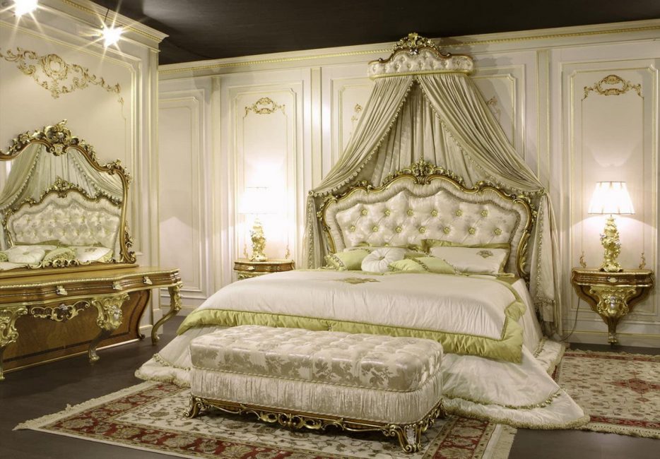 Cama grande com cabeceira macia