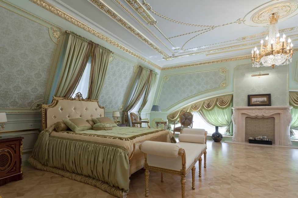 A presença de uma lareira como decoração