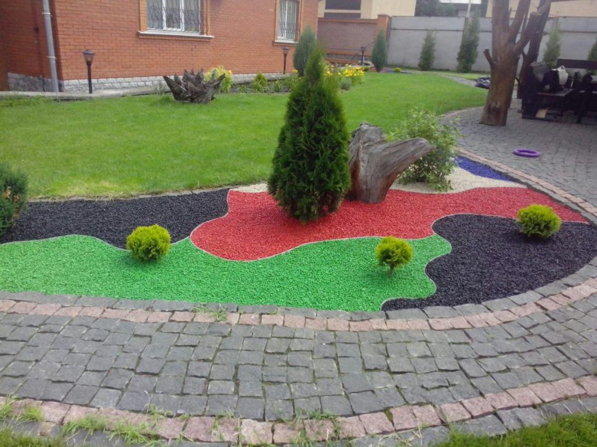 Canteiro de flores com seixos