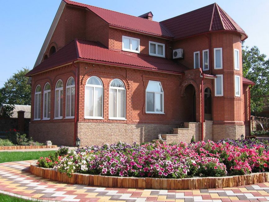 Janelas decoradas com dentikulyu