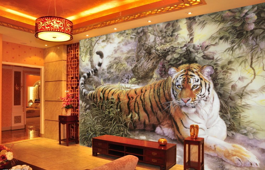 Tigre no interior da sala de estar