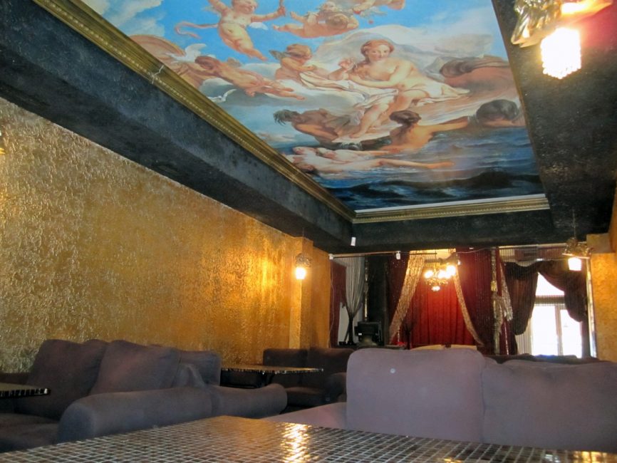Interior com pintura de teto