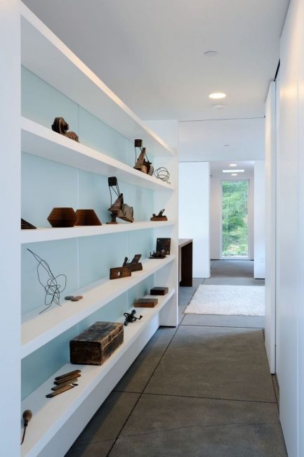 Interior brilhante com prateleiras completos