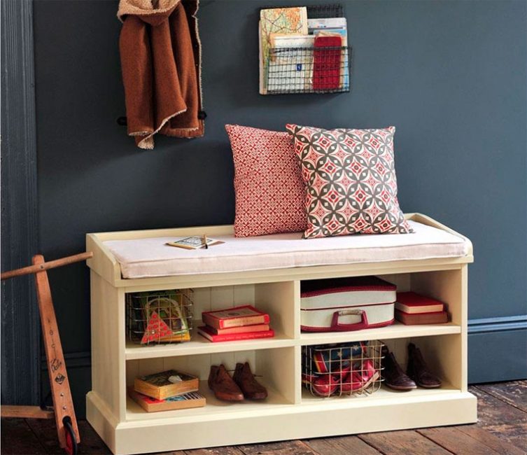Uma mesa de cabeceira para sapatos que serve como banco ao mesmo tempo é uma excelente solução.